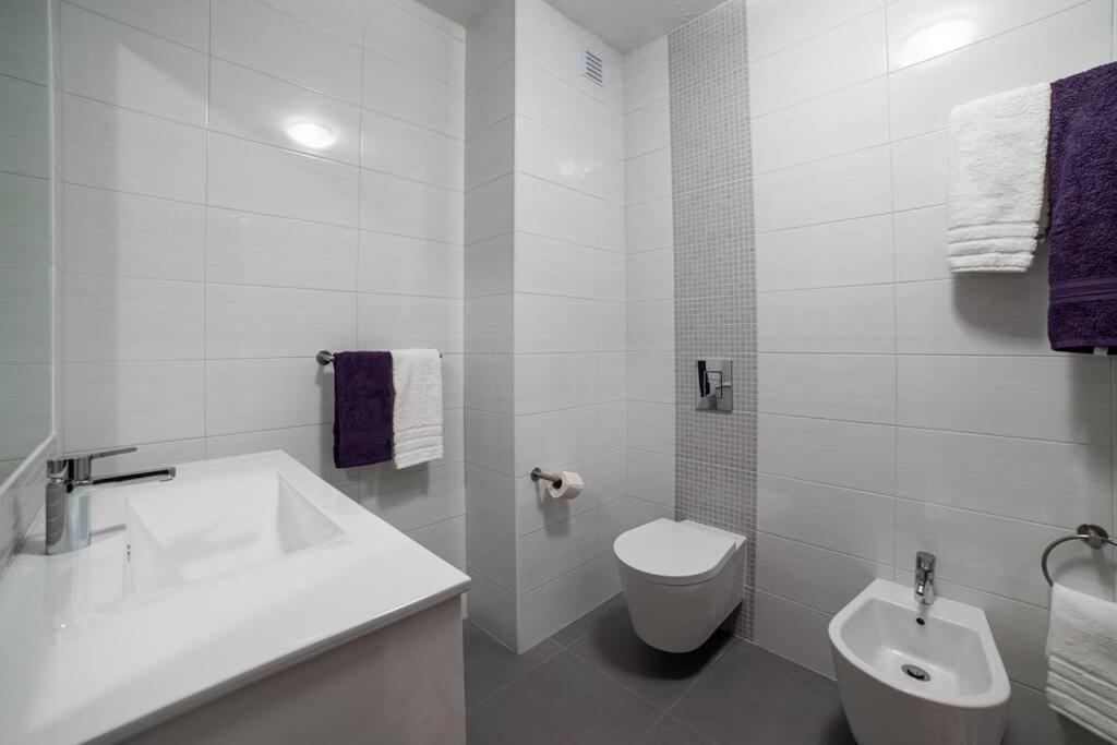 Spacious Two Bedroom Apt, 200M From The Beach Carvoeiro  Exteriér fotografie